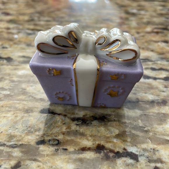 🌎 Lenox Holiday Traditions Lavender Present - Picture 4 of 14